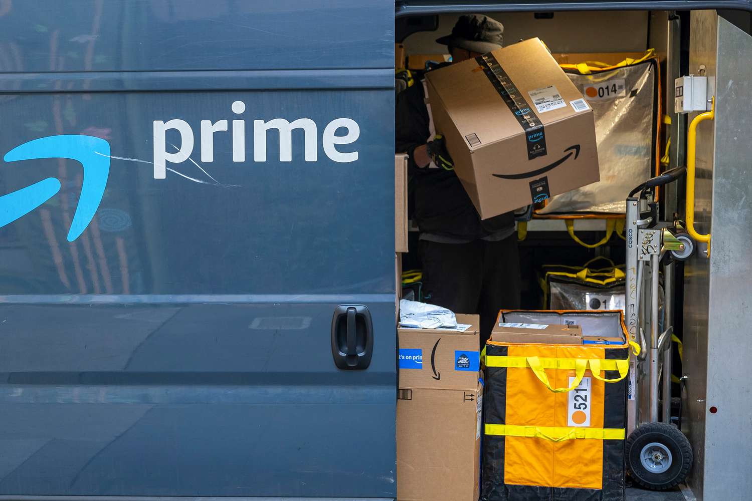 Amazon Stock Jumps on Earnings Beat, Cloud Growth 1 Amazon Stock Jumps on Earnings Beat, Cloud Growth