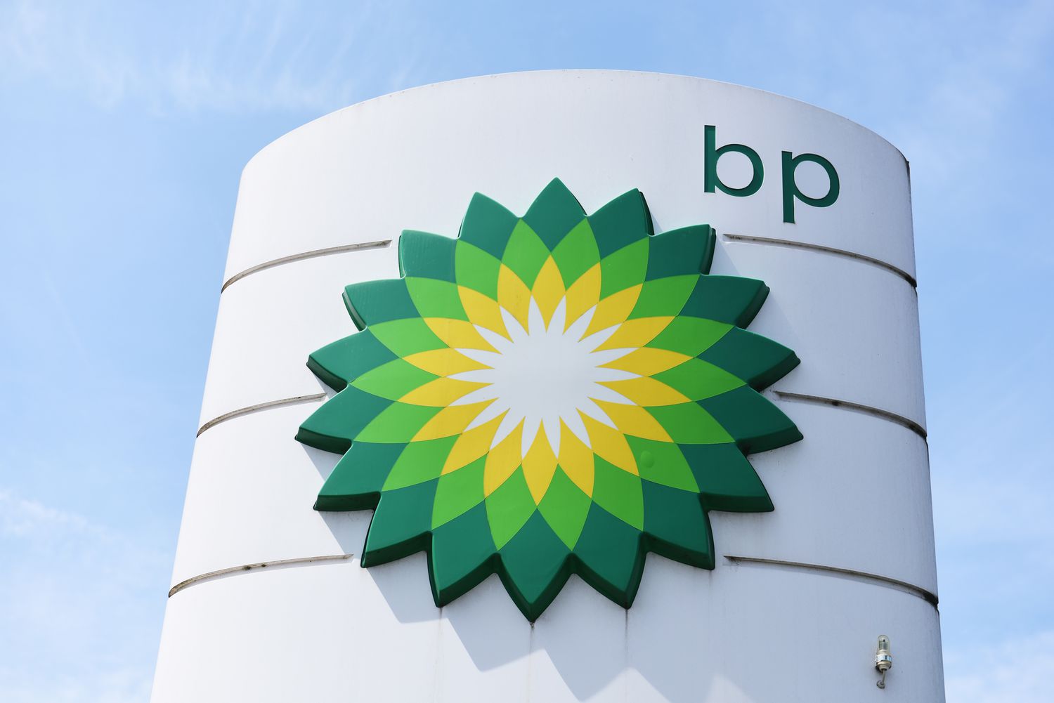 BP Profit Plummets on Lower Refining Margins, Oil Trading 1 BP Profit Plummets on Lower Refining Margins, Oil Trading