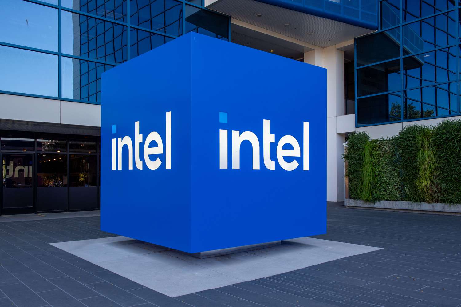 Intel Stock Jumps as Sales Top Estimates Despite Widening Losses 1 Intel Stock Jumps as Sales Top Estimates Despite Widening Losses