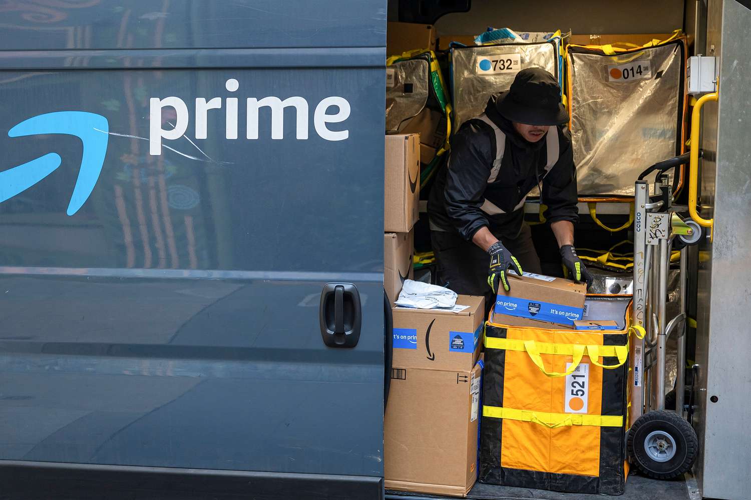 Amazon Stock Climbs as Analysts Raise Price Targets on Soaring AI Growth 1 Amazon Stock Climbs as Analysts Raise Price Targets on Soaring AI Growth