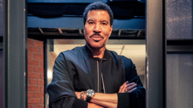 Lionel Richie Recalls Inviting Fans to Meals Because He F...